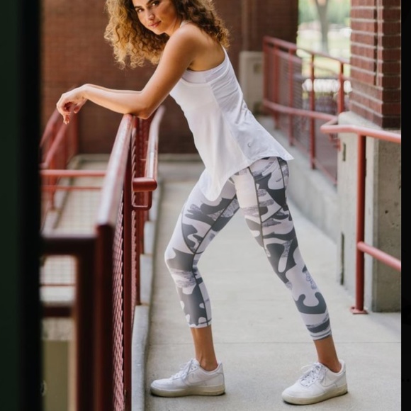 Zyia White Camo Pocket Light n Tight Hi-Rise Capri Legging 20", EUC, 12 - Picture 2 of 6